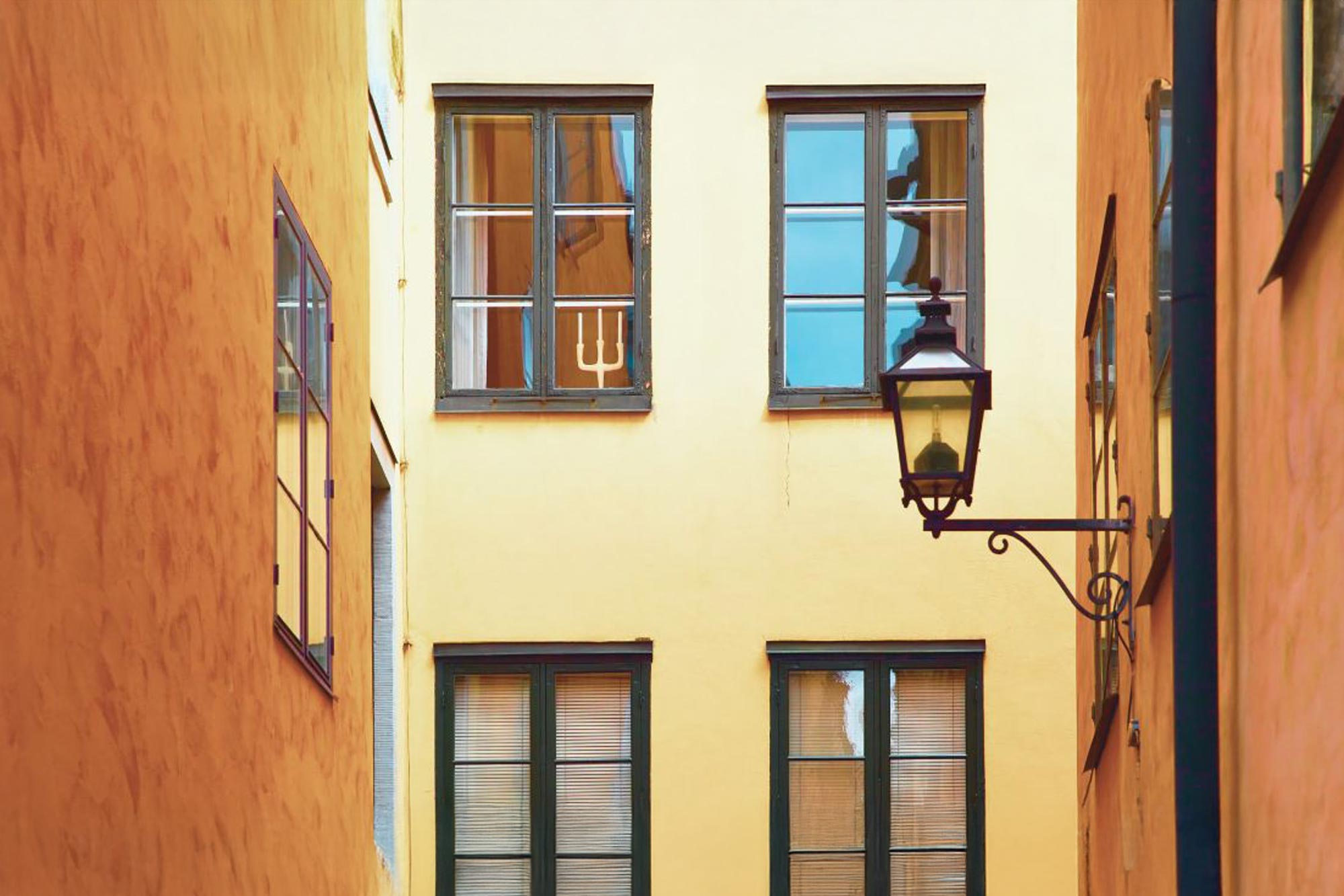 Underhållsplan BRF – bostadsrättshus i Stockholm med fasad och gatlykta